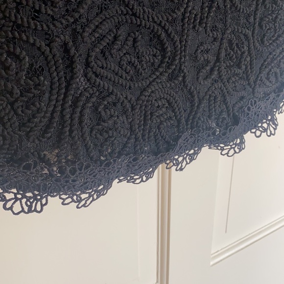 Black lace crop top with back zipper - Picture 3 of 5